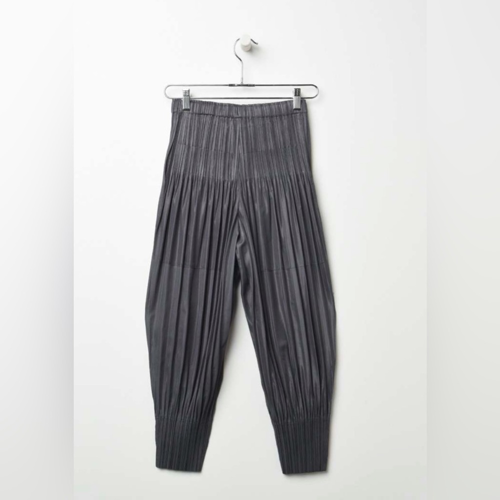 ISSEY MIYAKE PLEATS PLEASE